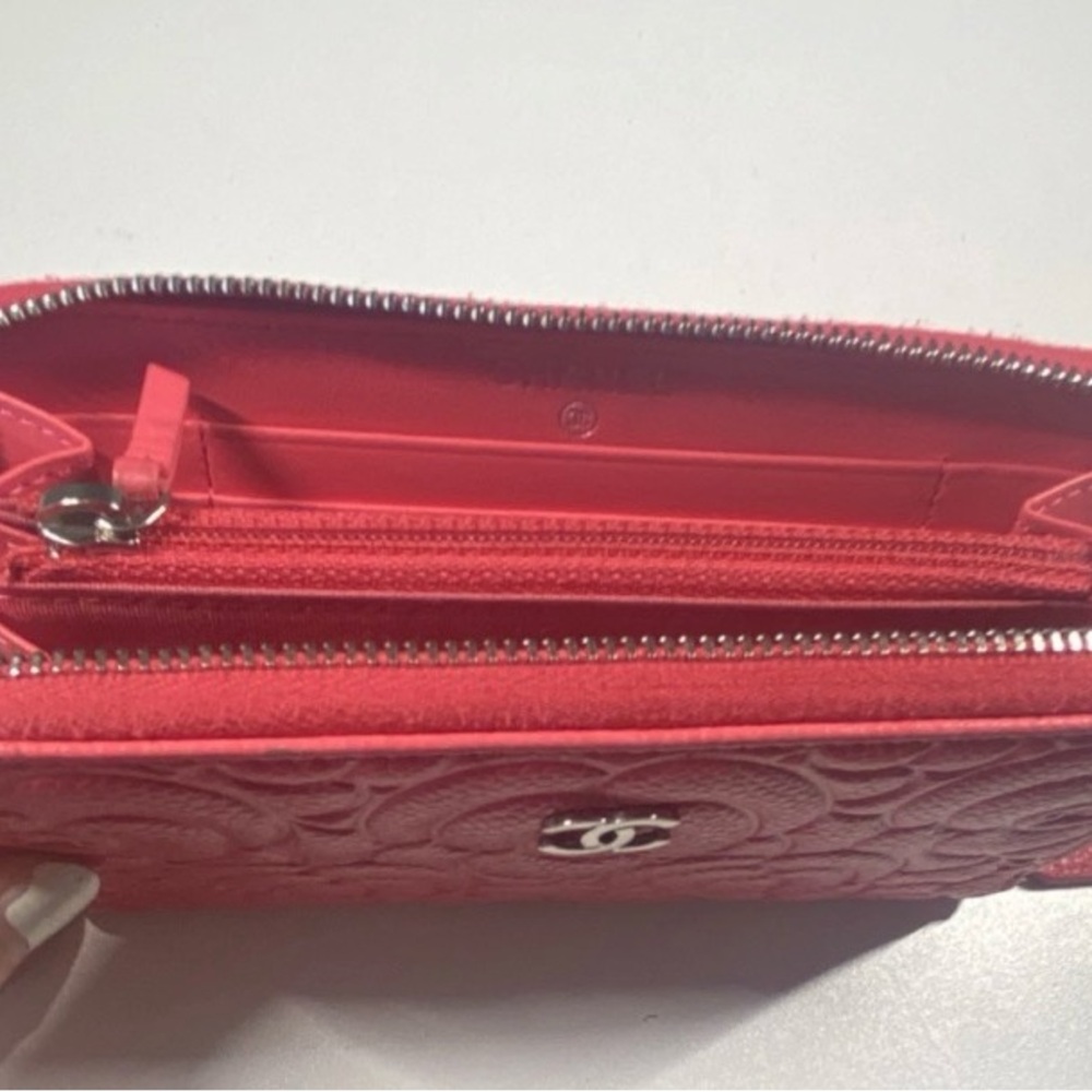 Authentic CHANEL Pink Floral Embossed Zip-Around Wallet for Women (Discontinued) - Picture 4 of 5